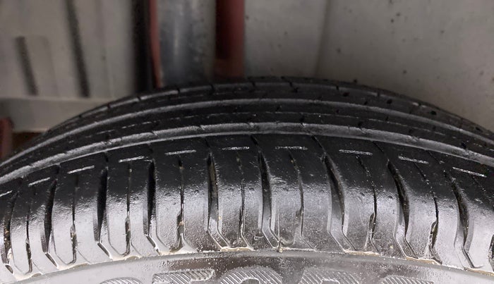 2014 Maruti Swift VXI, Petrol, Manual, 73,889 km, Right Rear Tyre Tread