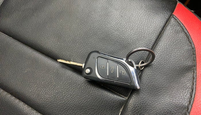 2016 Renault Kwid RXT 0.8, Petrol, Manual, 1,30,438 km, Key Close Up