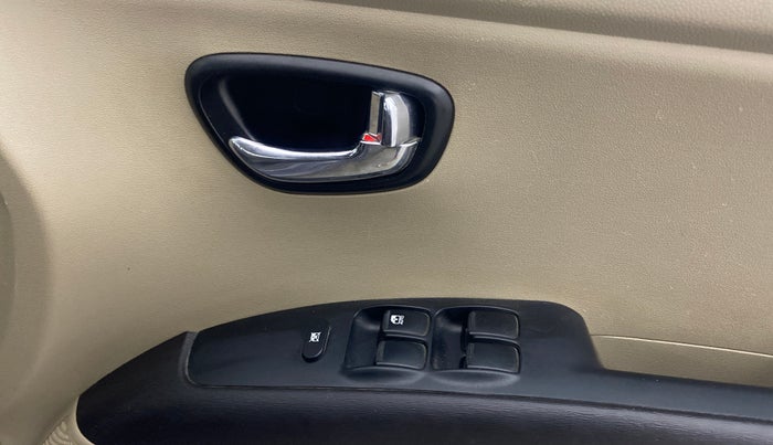 2014 Hyundai i10 SPORTZ 1.1, Petrol, Manual, 31,204 km, Driver Side Door Panels Control