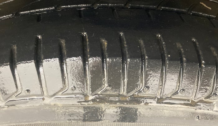 2014 Hyundai i10 SPORTZ 1.1, Petrol, Manual, 31,204 km, Right Front Tyre Tread