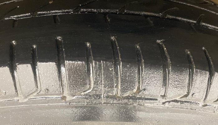 2014 Hyundai i10 SPORTZ 1.1, Petrol, Manual, 31,204 km, Left Front Tyre Tread