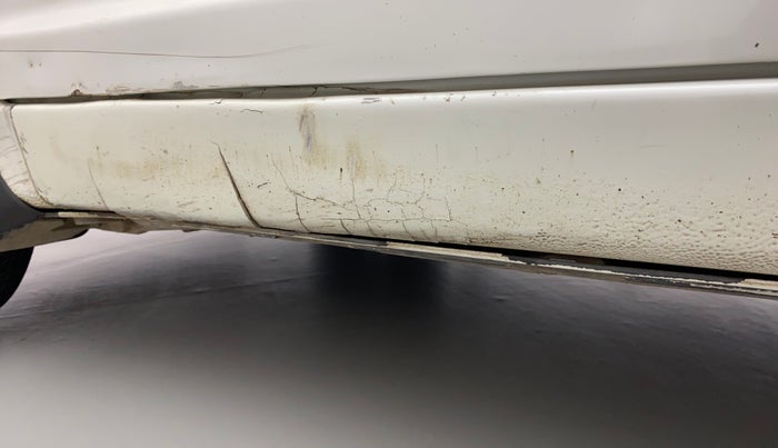 2011 Maruti Swift VXI, Petrol, Manual, 60,385 km, Left running board - Slight discoloration