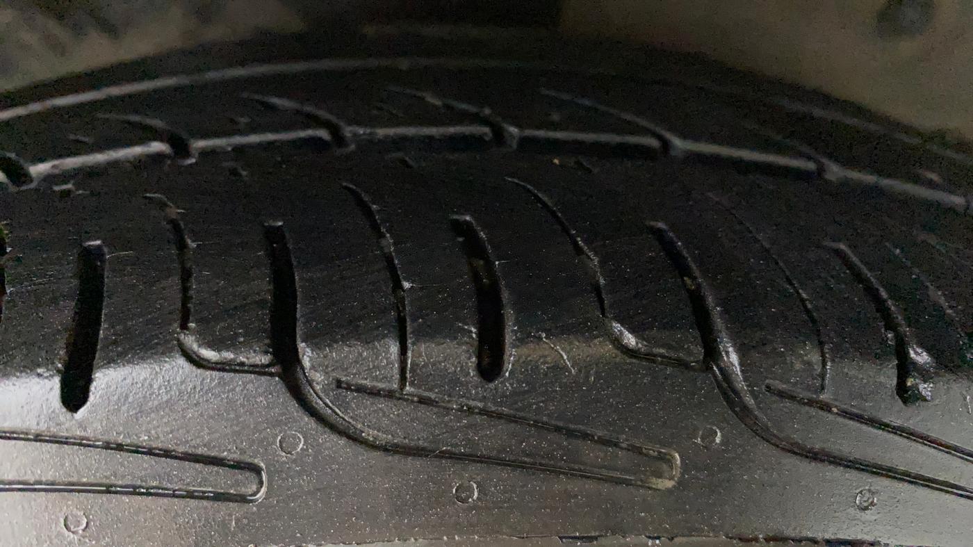 2011 Maruti Swift VXI, Petrol, Manual, 60,385 km, Right Rear Tyre Tread