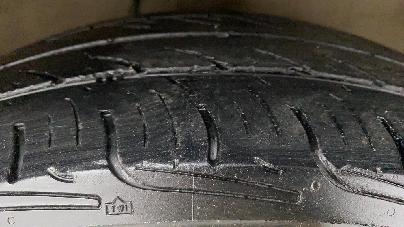 2011 Maruti Swift VXI, Petrol, Manual, 60,385 km, Right Front Tyre Tread