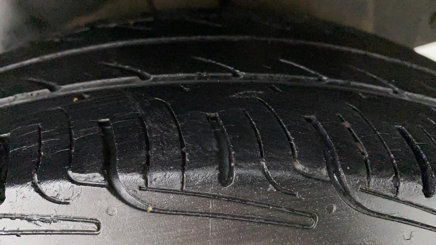 2011 Maruti Swift VXI, Petrol, Manual, 60,385 km, Left Rear Tyre Tread