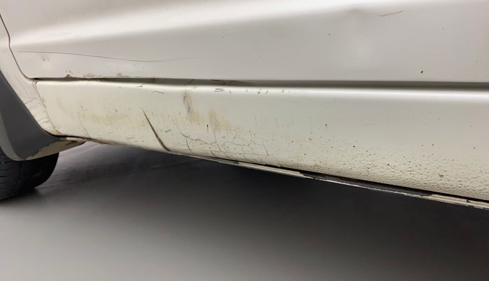2011 Maruti Swift VXI, Petrol, Manual, 60,385 km, Left running board - Paint has minor damage