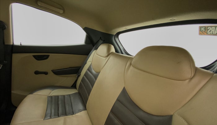 2016 Hyundai Eon MAGNA + AIRBAG, CNG, Manual, 79,911 km, Right Side Rear Door Cabin