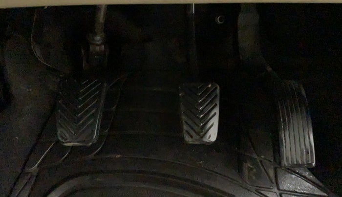 2016 Hyundai Eon MAGNA + AIRBAG, CNG, Manual, 79,911 km, Pedals