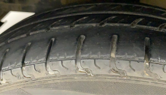 2016 Hyundai Eon MAGNA + AIRBAG, CNG, Manual, 79,911 km, Left Front Tyre Tread