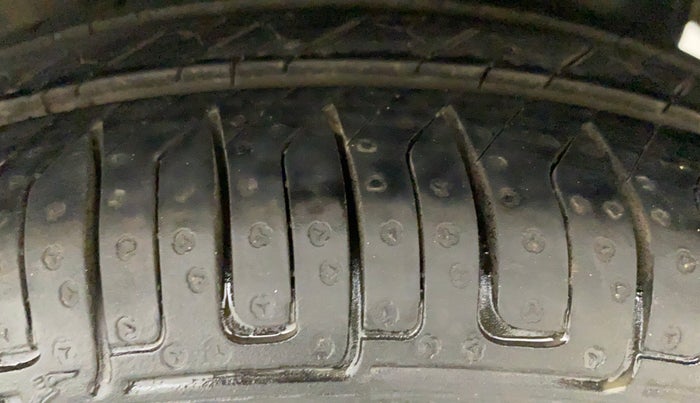 2016 Hyundai Eon MAGNA + AIRBAG, CNG, Manual, 79,911 km, Left Rear Tyre Tread