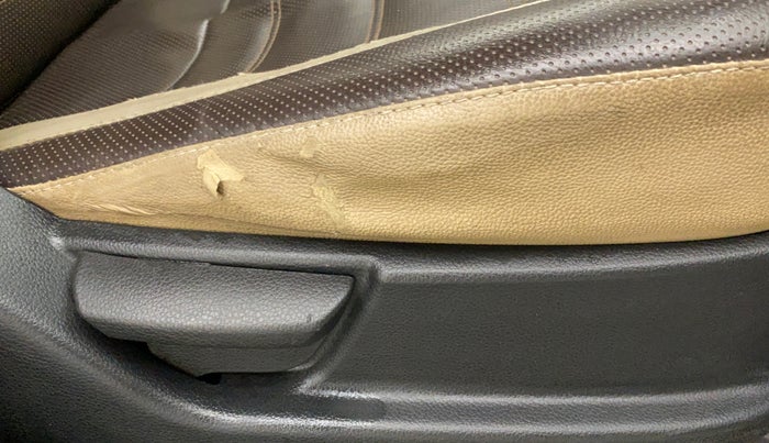 2016 Hyundai Eon MAGNA + AIRBAG, CNG, Manual, 79,911 km, Driver Side Adjustment Panel