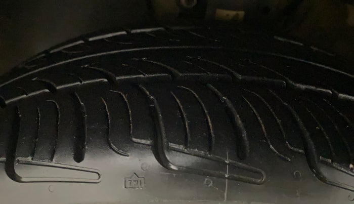 2015 Volkswagen Vento HIGHLINE 1.6 MPI, Petrol, Manual, 68,636 km, Left Front Tyre Tread
