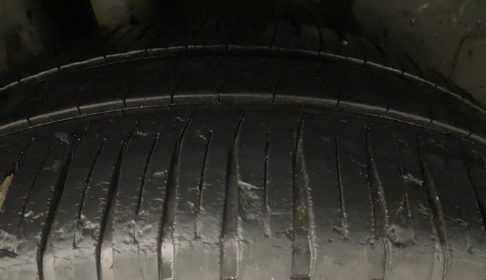 2015 Volkswagen Vento HIGHLINE 1.6 MPI, Petrol, Manual, 68,636 km, Right Rear Tyre Tread