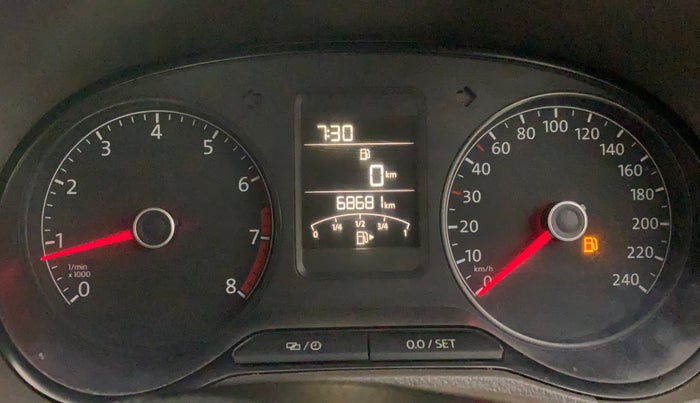 2015 Volkswagen Vento HIGHLINE 1.6 MPI, Petrol, Manual, 68,636 km, Odometer Image