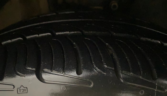 2015 Volkswagen Vento HIGHLINE 1.6 MPI, Petrol, Manual, 68,636 km, Right Front Tyre Tread