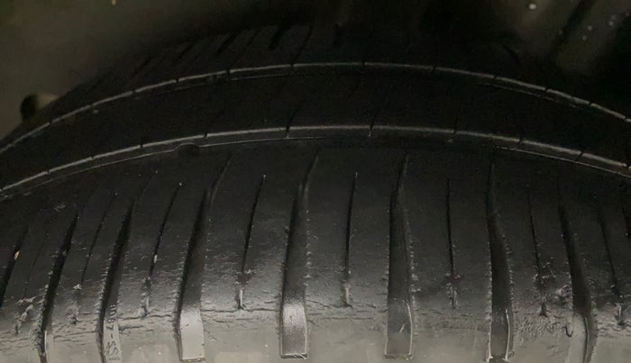 2015 Volkswagen Vento HIGHLINE 1.6 MPI, Petrol, Manual, 68,636 km, Left Rear Tyre Tread
