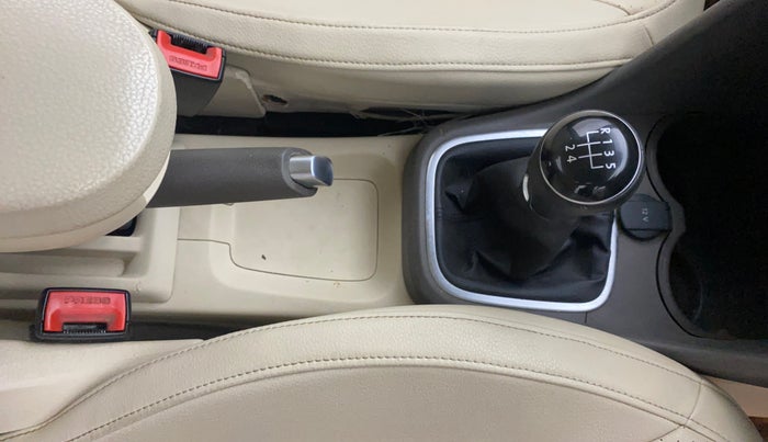 2015 Volkswagen Vento HIGHLINE 1.6 MPI, Petrol, Manual, 68,636 km, Gear Lever