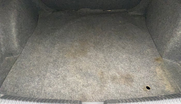 2015 Volkswagen Vento HIGHLINE 1.6 MPI, Petrol, Manual, 68,636 km, Boot Inside