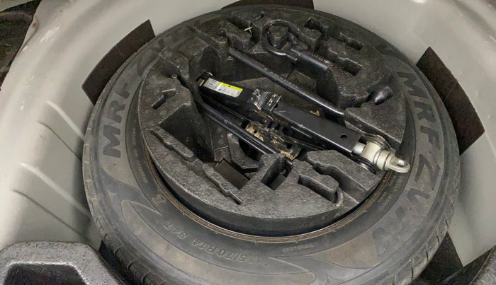 2015 Volkswagen Vento HIGHLINE 1.6 MPI, Petrol, Manual, 68,636 km, Spare Tyre