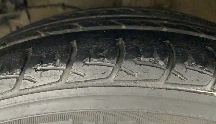 2017 Maruti Ciaz ZETA 1.4  AT PETROL, Petrol, Automatic, 63,948 km, Left Front Tyre Tread