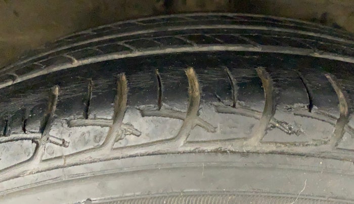 2017 Maruti Ciaz ZETA 1.4  AT PETROL, Petrol, Automatic, 63,948 km, Right Front Tyre Tread