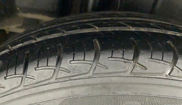 2017 Maruti Ciaz ZETA 1.4  AT PETROL, Petrol, Automatic, 63,948 km, Right Rear Tyre Tread