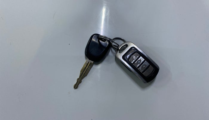 2016 Maruti Alto K10 VXI, Petrol, Manual, 73,136 km, Key Close Up