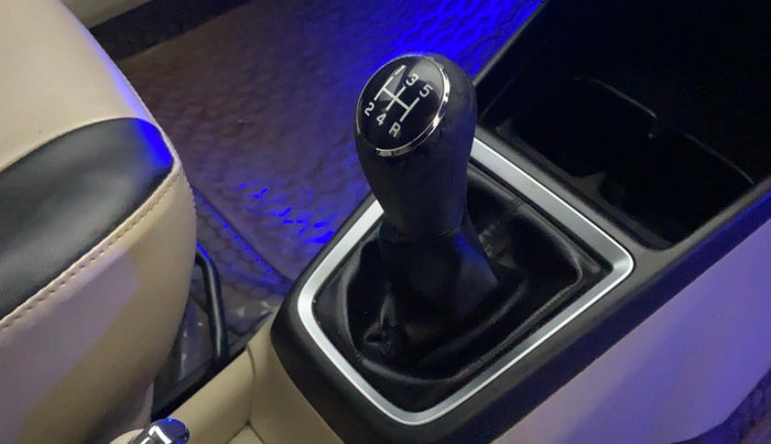 2017 Maruti Dzire VXI, Petrol, Manual, 53,286 km, Gear lever - Knob cover torn