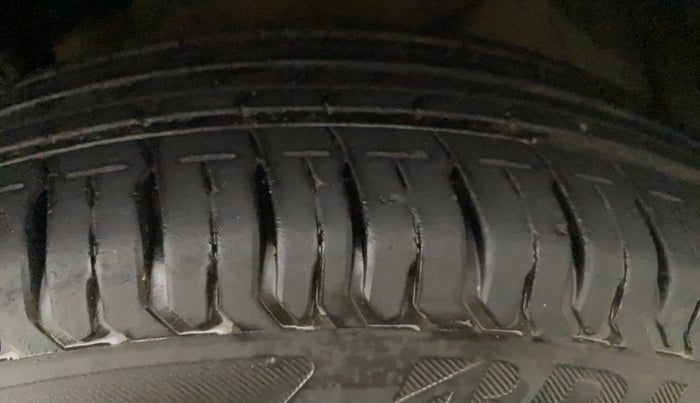 2010 Maruti Swift Dzire VXI, Petrol, Manual, 82,627 km, Left Rear Tyre Tread