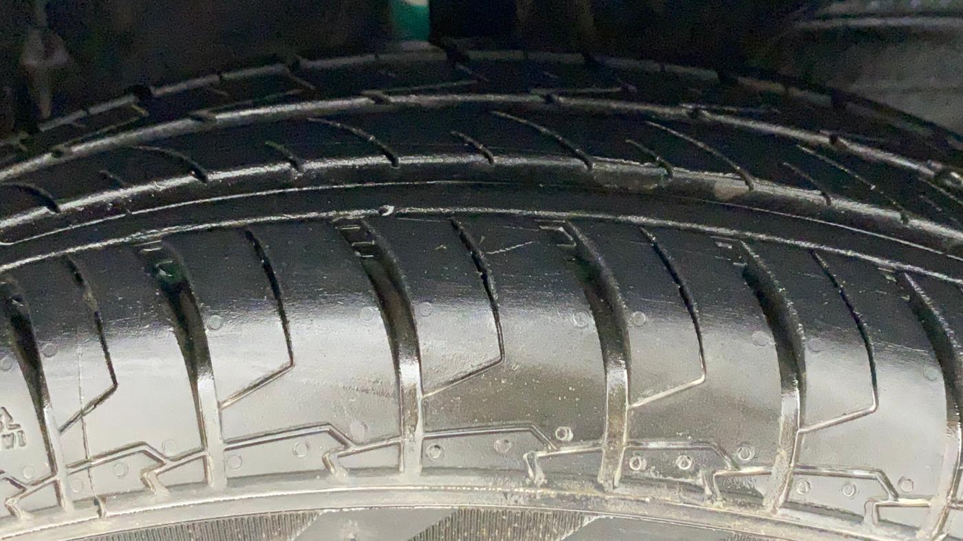 2021 Maruti Swift LXI, Petrol, Manual, 3,231 km, Right Front Tyre Tread