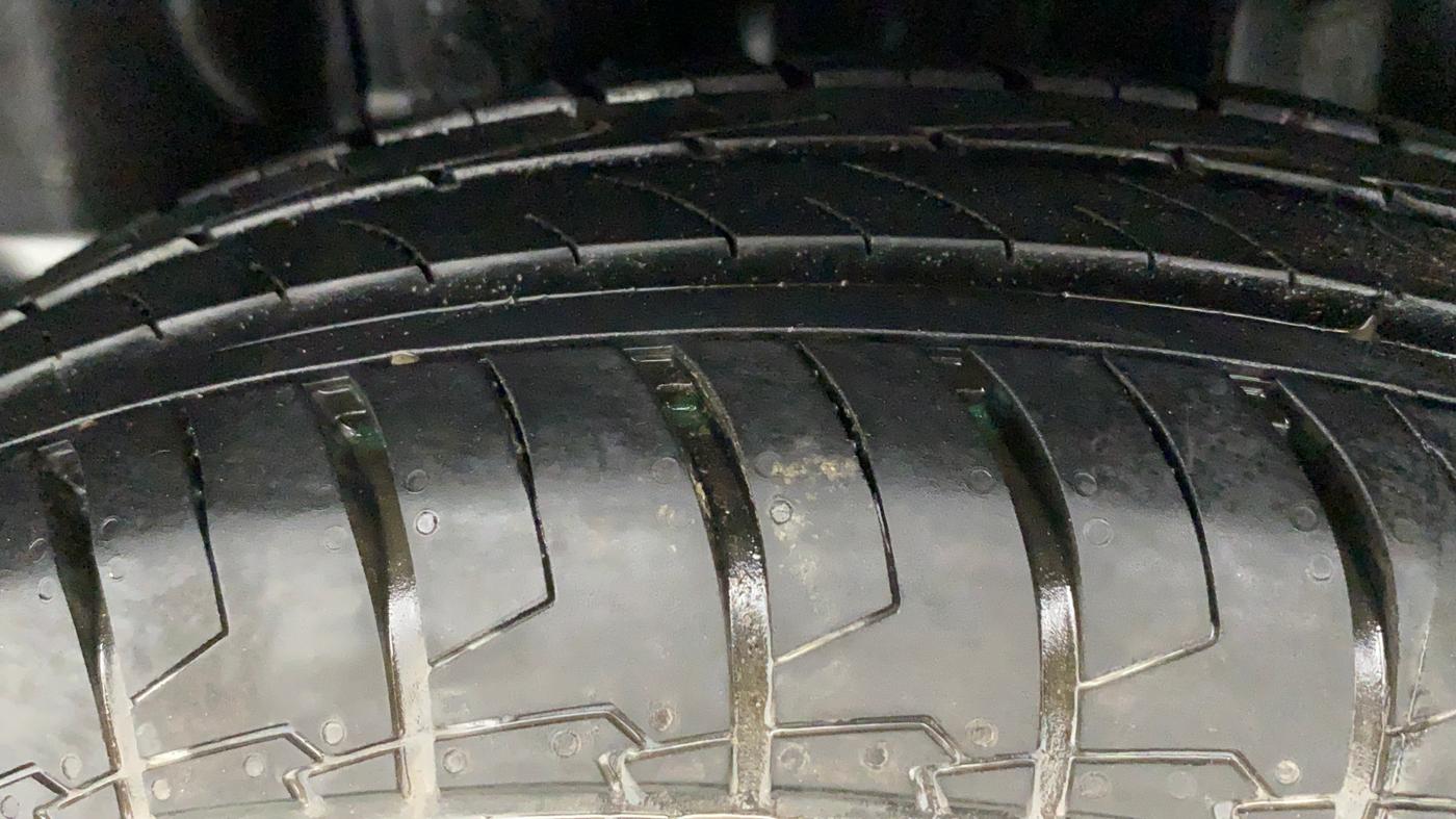 2021 Maruti Swift LXI, Petrol, Manual, 3,231 km, Right Rear Tyre Tread