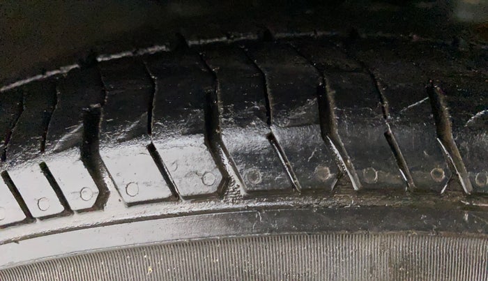 2018 Hyundai Eon ERA +, Petrol, Manual, 90,496 km, Right Front Tyre Tread