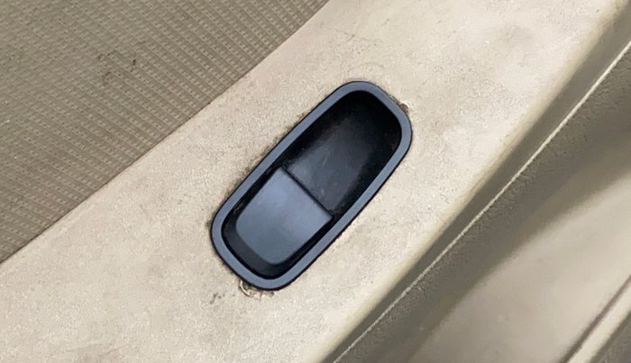 2018 Hyundai Eon ERA +, Petrol, Manual, 90,496 km, Left front window switch / handle - Window making noise/ moving slow