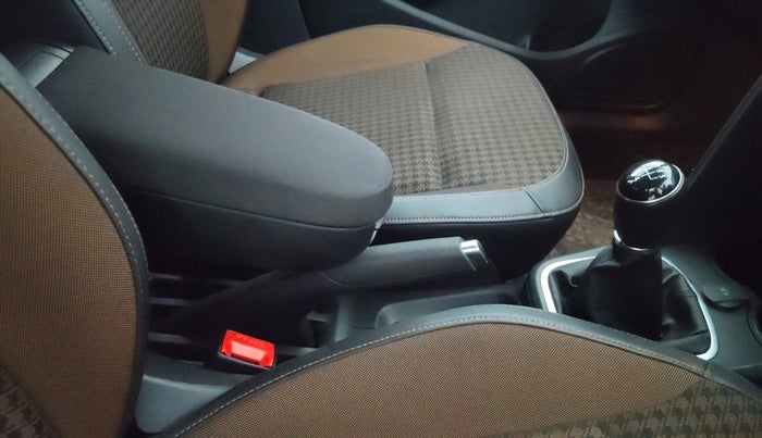 2017 Volkswagen Polo HIGHLINE PLUS 1.2(16 ALLOY, Petrol, Manual, 20,682 km, Gear Lever