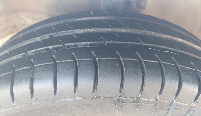 2015 Maruti Wagon R 1.0 VXI, Petrol, Manual, 71,933 km, Left Front Tyre Tread