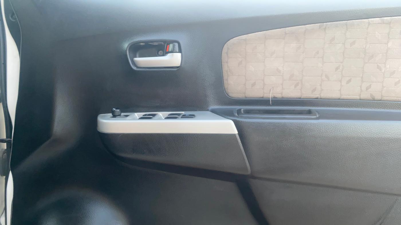 2015 Maruti Wagon R 1.0 VXI, Petrol, Manual, 71,961 km, Driver Side Door Panels Control