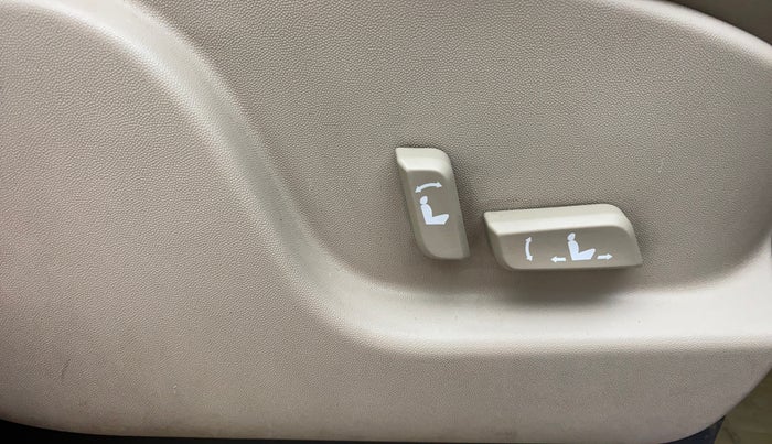 2016 Mahindra XUV500 W10, Diesel, Manual, 49,761 km, Driver Side Adjustment Panel
