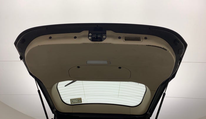 2016 Mahindra XUV500 W10, Diesel, Manual, 49,761 km, Boot Door Open