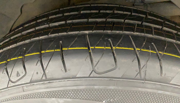 2016 Mahindra XUV500 W10, Diesel, Manual, 49,761 km, Left Rear Tyre Tread