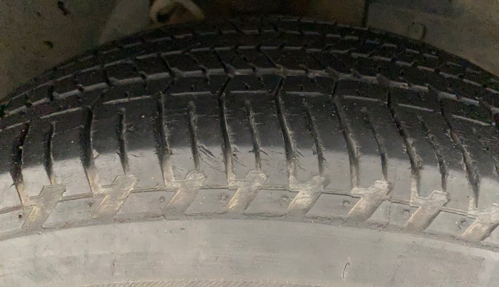 2016 Mahindra XUV500 W10, Diesel, Manual, 49,761 km, Right Front Tyre Tread