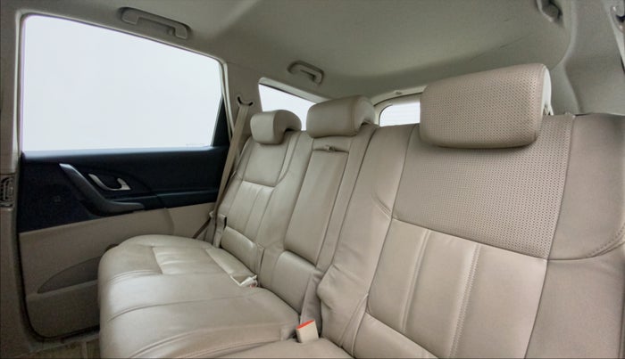 2016 Mahindra XUV500 W10, Diesel, Manual, 49,761 km, Right Side Rear Door Cabin