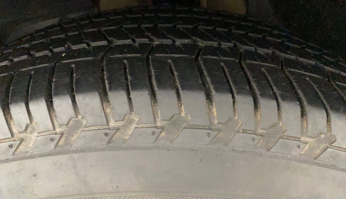 2016 Mahindra XUV500 W10, Diesel, Manual, 49,761 km, Left Front Tyre Tread