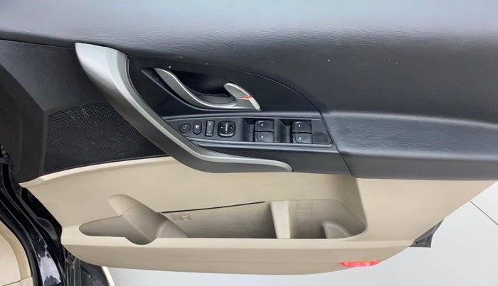 2016 Mahindra XUV500 W10, Diesel, Manual, 49,761 km, Driver Side Door Panels Control