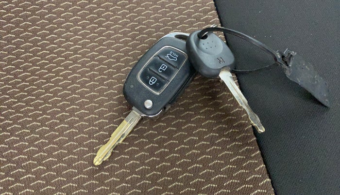 2022 Hyundai AURA S 1.2 CNG, CNG, Manual, 65,644 km, Key Close Up