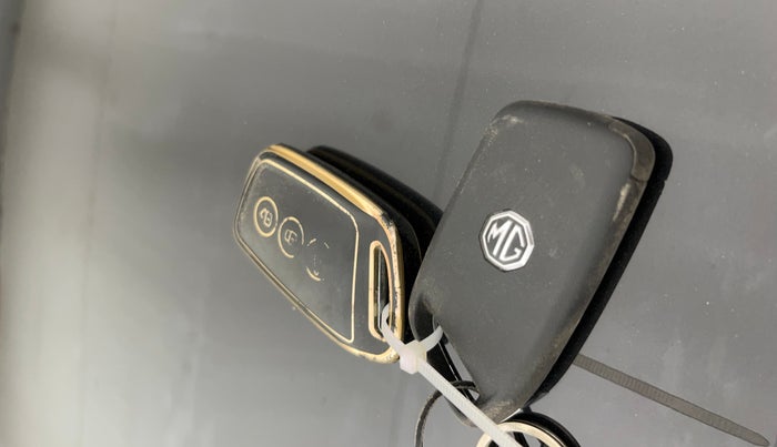 2024 MG HECTOR PLUS SHARP PRO 1.5 PETROL TURBO CVT 7 STR, Petrol, Automatic, 19,328 km, Key Close Up