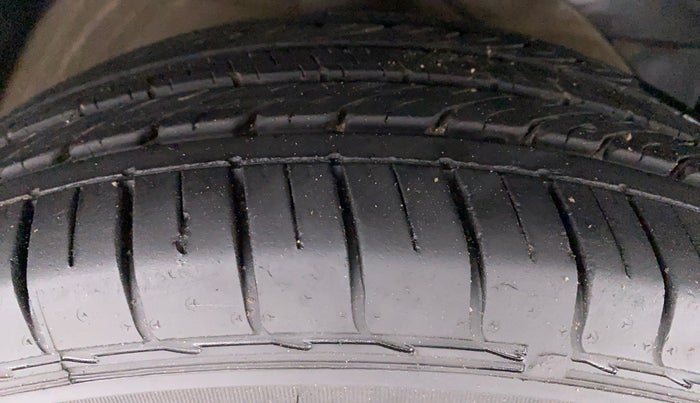 2020 MG HECTOR SMART DCT PETROL, Petrol, Automatic, 18,813 km, Right Front Tyre Tread