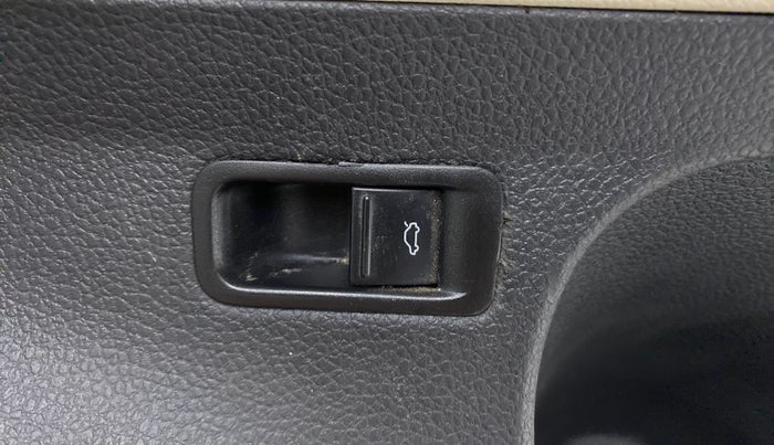 2018 Skoda Rapid AMBITION 1.6 MPI MT, Petrol, Manual, 94,713 km, Flooring - Dicky opening lever is not working