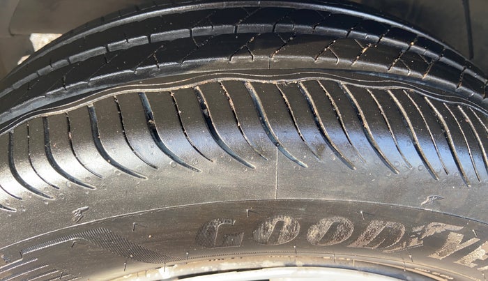 2017 Maruti Baleno DELTA PETROL 1.2, Petrol, Manual, 72,944 km, Left Front Tyre Tread
