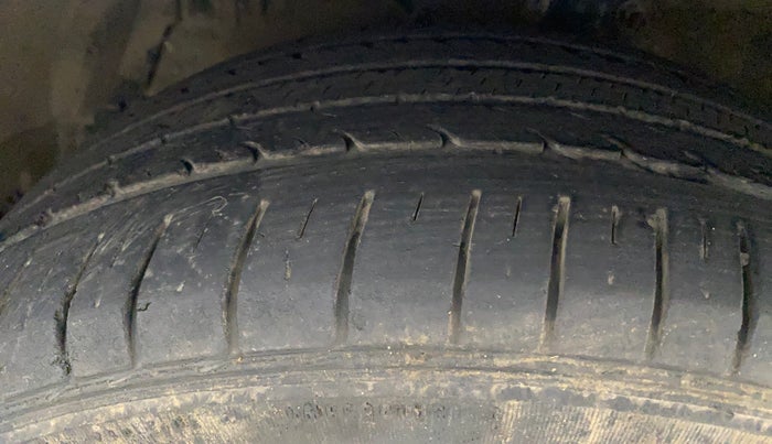 2018 Maruti Ciaz ALPHA 1.5 SHVS PETROL, Petrol, Manual, 32,480 km, Left Front Tyre Tread
