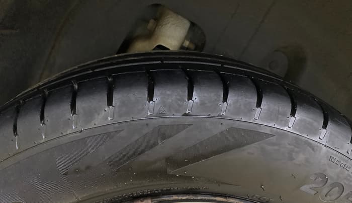 2022 Mahindra XUV300 W8 (O) 1.2 PETROL AMT, Petrol, Automatic, 80,718 km, Left Rear Tyre Tread